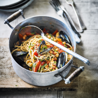Elly's spaghetti with mussels, chickpeas & tomatoes